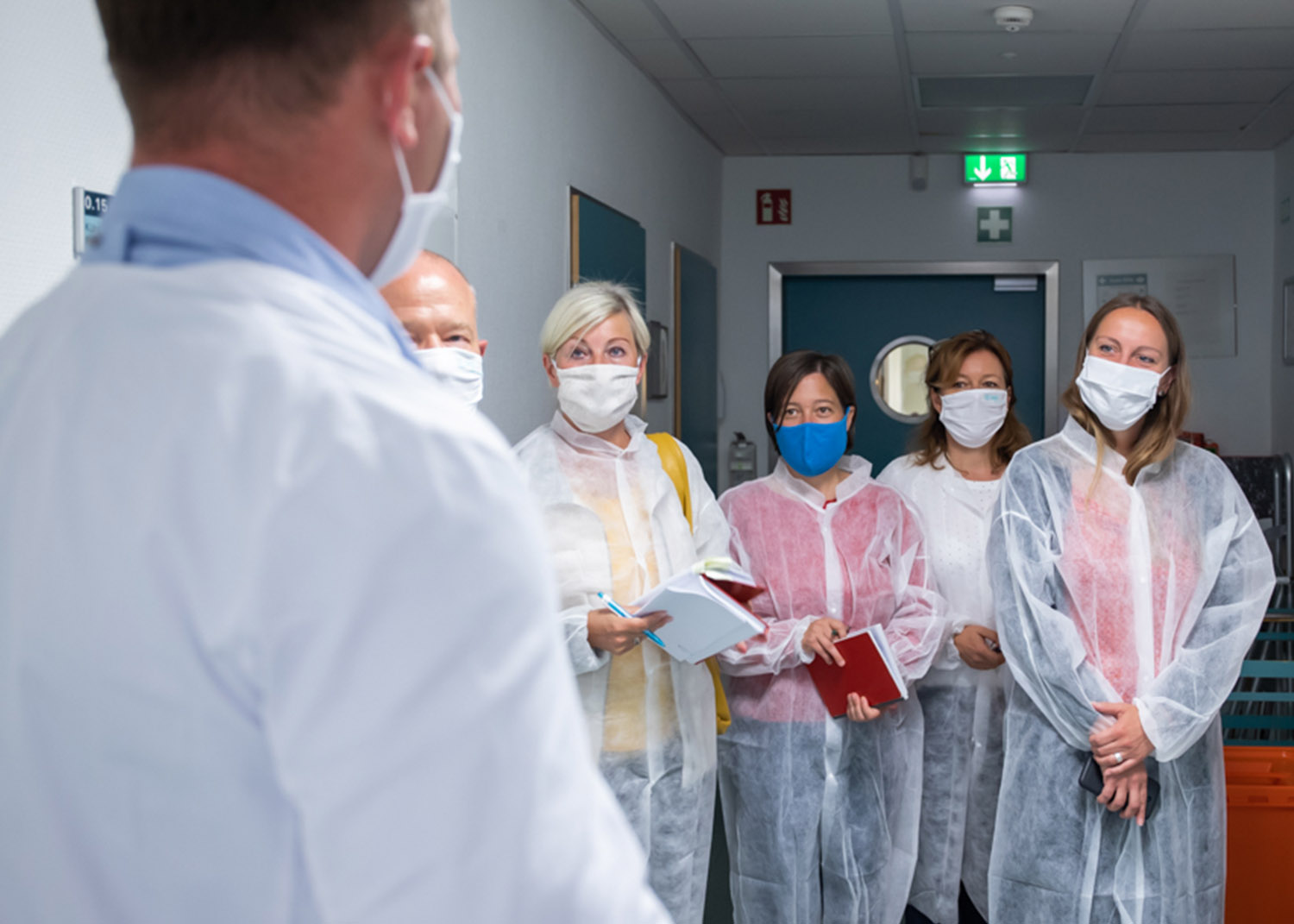 Landtagsabgeordnete besucht Labor und spricht ihren Dank aus