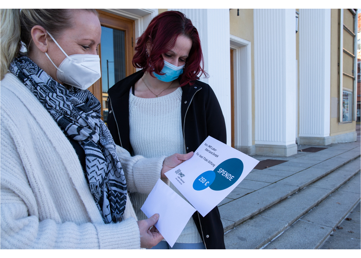 Mitarbeiter*innen spenden an die Axel-Titzki-Stiftung