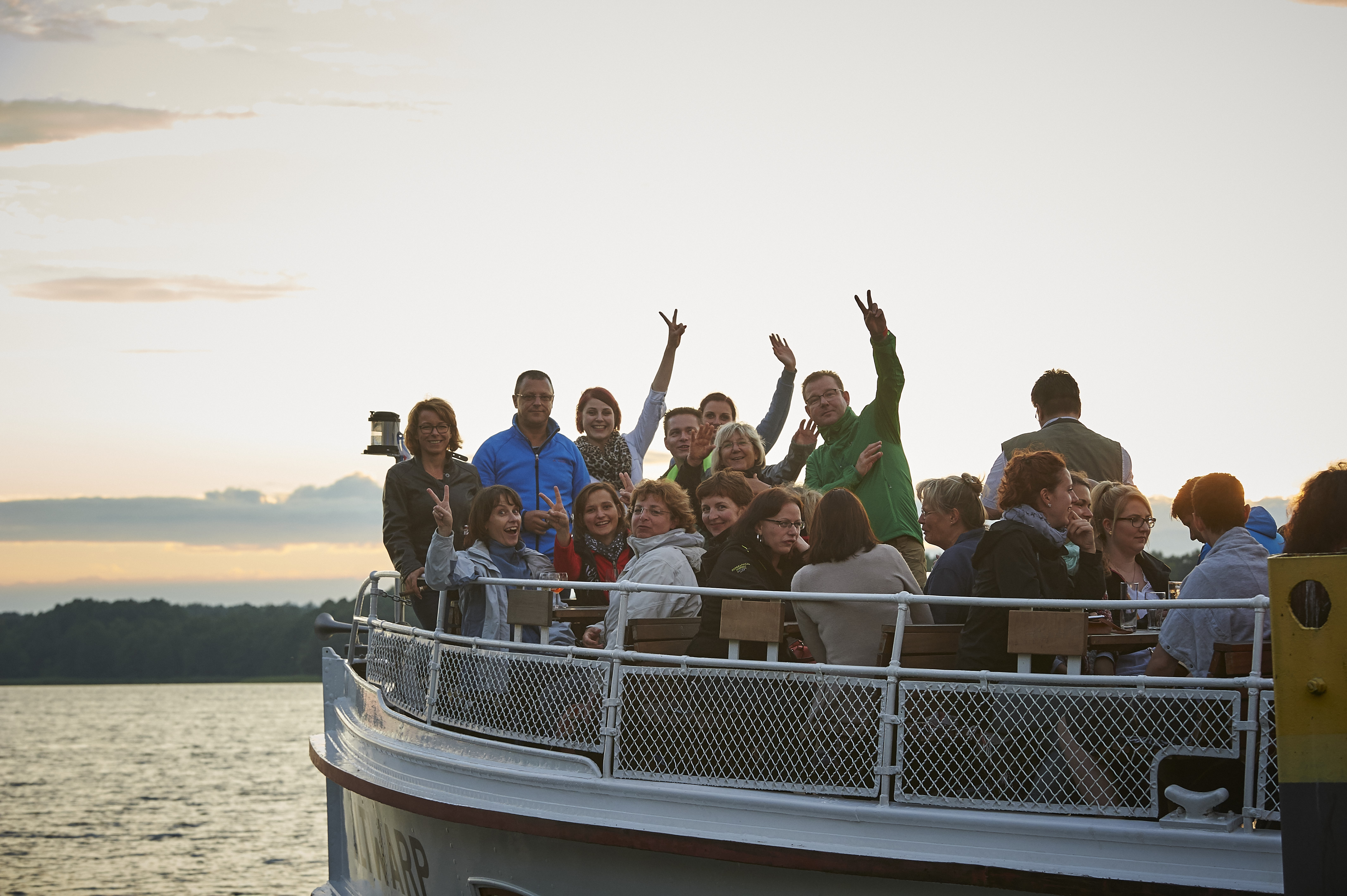 Unser Team winkt vom Schiff
