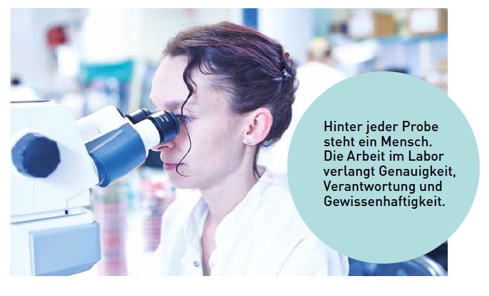 Mitarbeiterin am Mikroskop