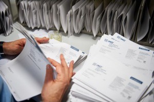 Mitarbeiterin sortiert Befunde